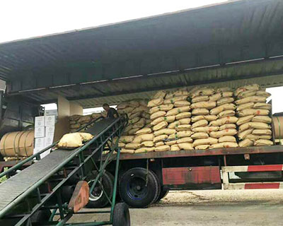 顧客定的貨物鐵粉正在裝車 顧客定的貨物鐵粉正在裝車